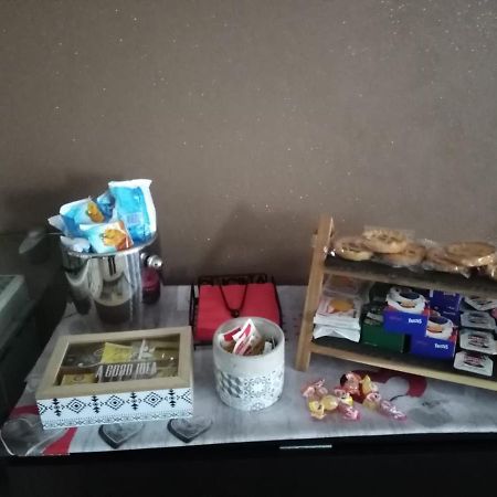 Emmanueli65 Fronte Clinica Per 5 Matrimoniale 2 Singoli 1 Divano Letto Piacenza Exterior foto