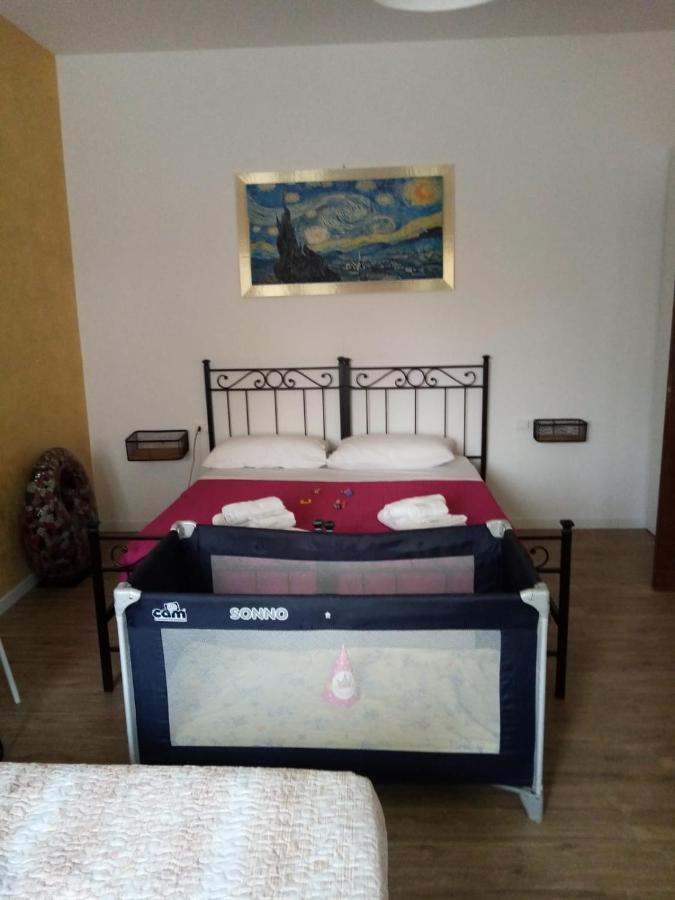 Emmanueli65 Fronte Clinica Per 5 Matrimoniale 2 Singoli 1 Divano Letto Piacenza Exterior foto