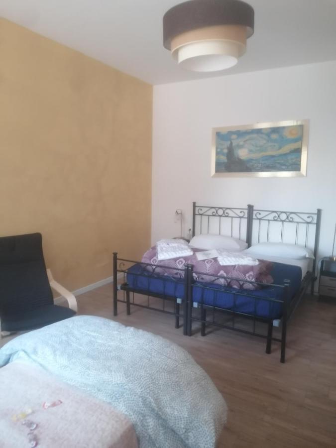 Emmanueli65 Fronte Clinica Per 5 Matrimoniale 2 Singoli 1 Divano Letto Piacenza Exterior foto